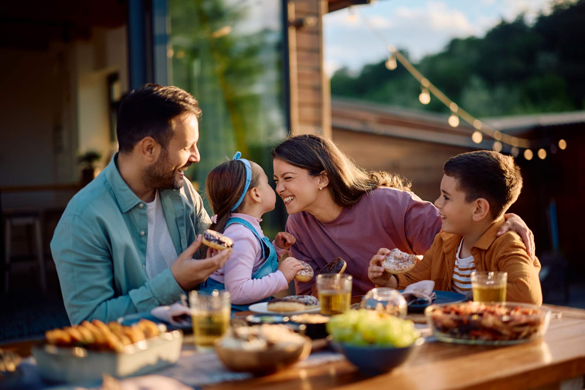 Familia protegida con FinancialGeeks